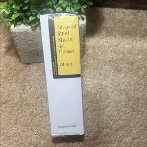 Advanced Snail Mucin Gel Cleanser - White and Yellow